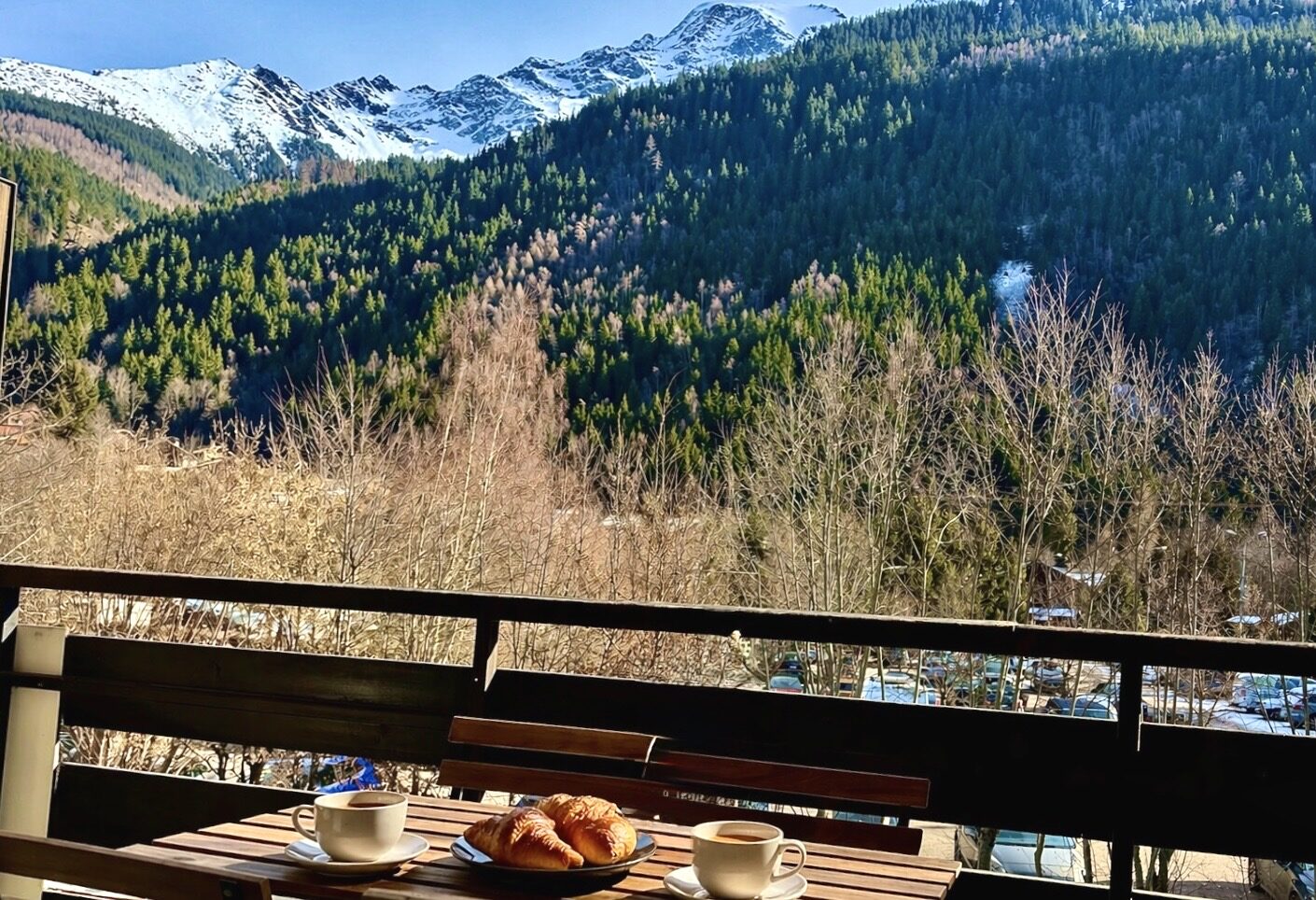 Petit-déjeuner sur le balcon du studio aux Contamines, vue Dôme de Miage
