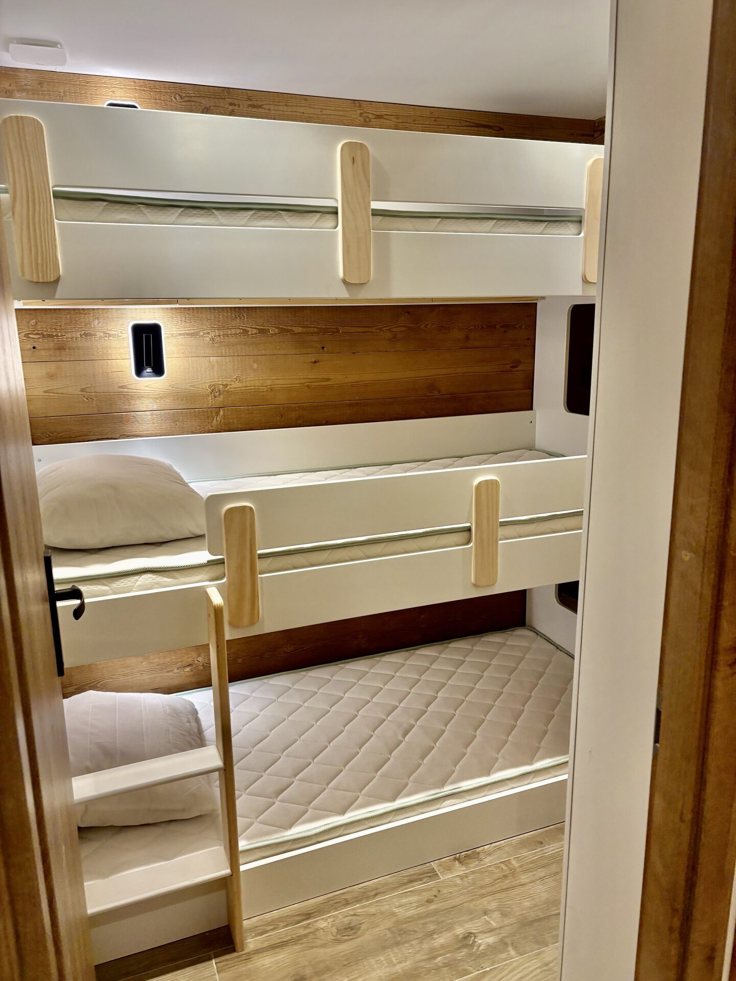 Espace nuit avec 3 lits superposés