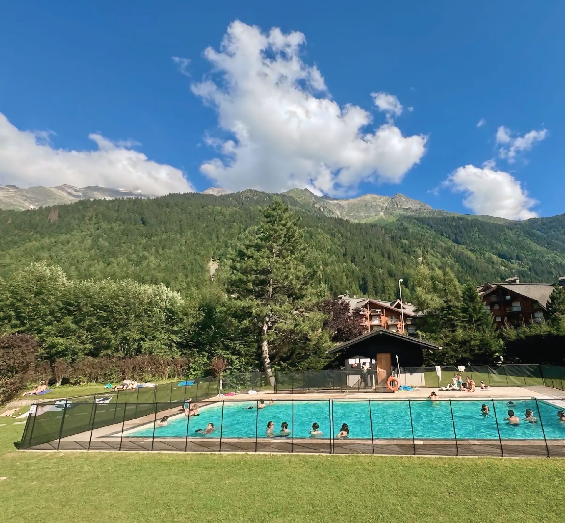 Piscine extérieure chauffée de la résidence en été