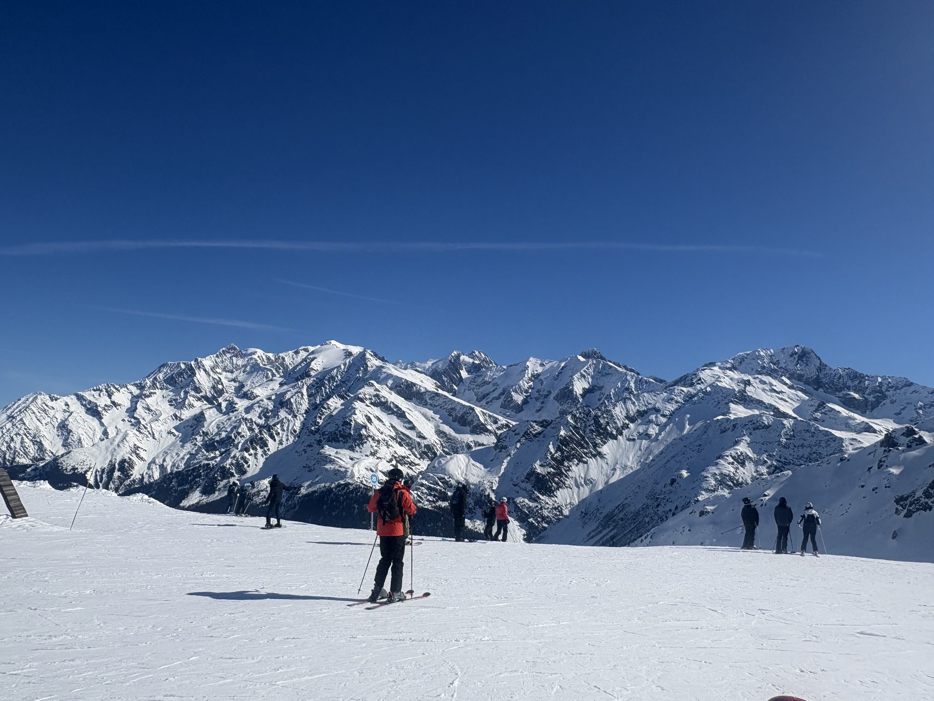 Skieurs face aux Aiguilles du Mont-Blanc